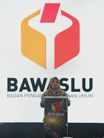 Anggota Bawaslu Lolly Suhenty memberikan arahan dalam Konsolnas Strategi Komunikasi Humas Bawaslu Menghadapi Pilkada 2024 di Jakarta, Sabtu (20/4/2024)
