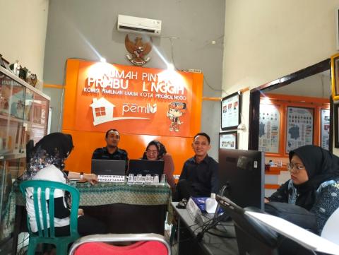 Staf Sekretariat Bawaslu Kota Probolinggo Lakukan Waskat Rekrutmen PPK Pilkada 2024