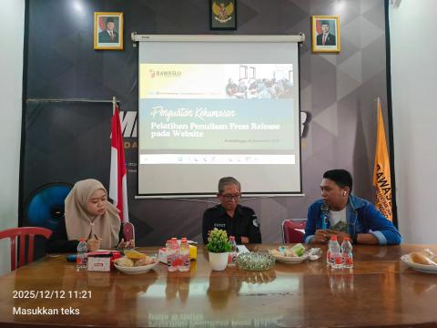 Affandi saat beri paparan terkait penulisan Press Release pada Website  di Media Center Bawaslu Kota Probolinggo, Jumat (12/12)
