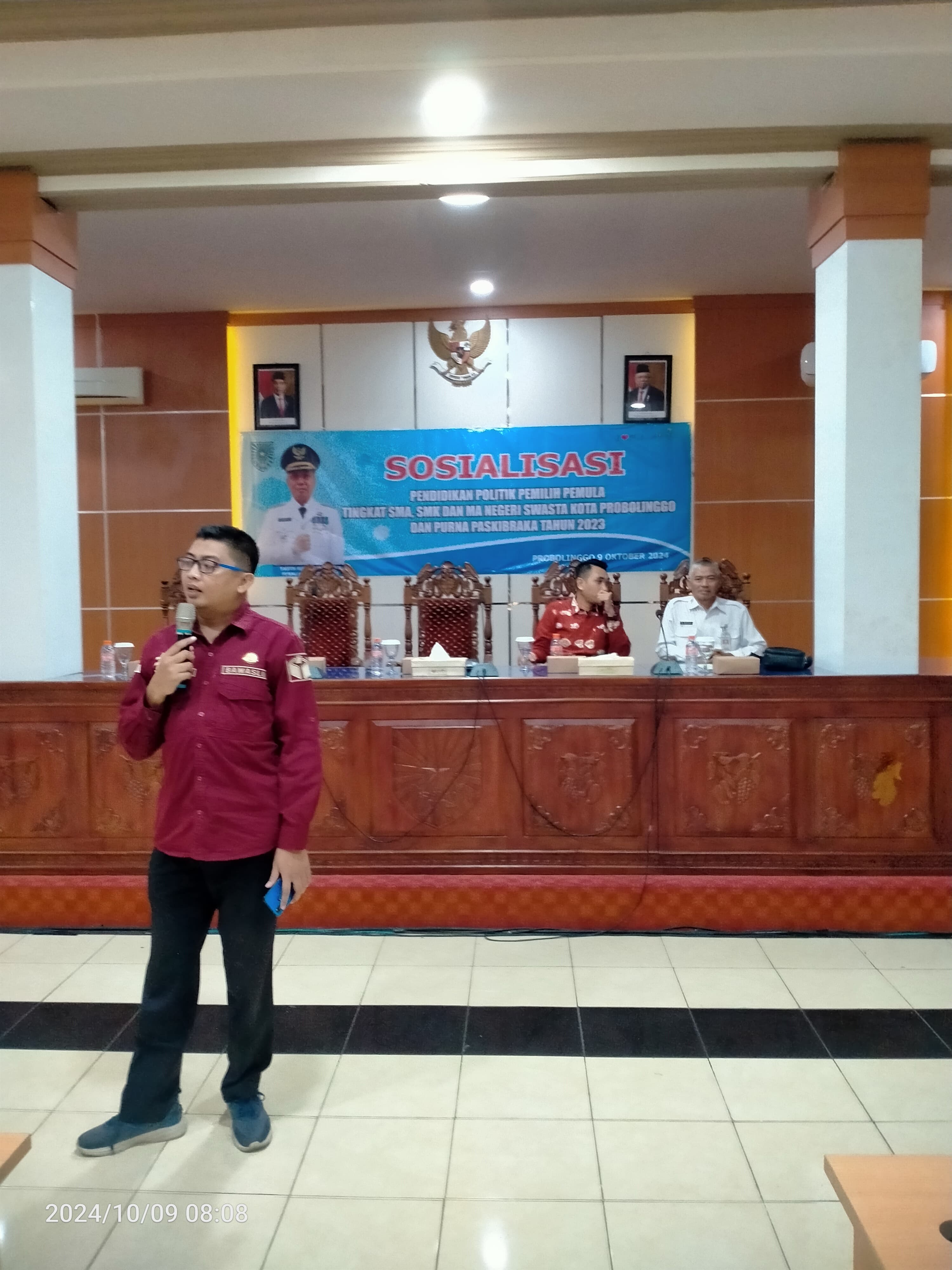 Johan saat beri paparan dalam giat pendidikan politik pengawasan partisipatif pemilih pemula di Puri Manggala Bhakti pada Kamis (9/10)