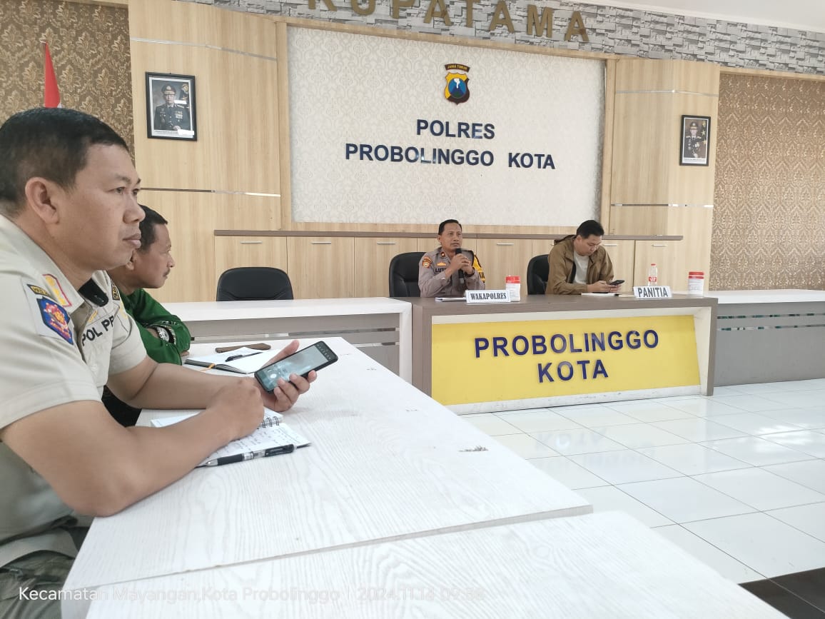 Wakapolres Kompol M. Lutfi, S.H., M.H. Pimpinan Rapat Koordinasi Persiapan Pengamanan Debat Publik Kedua pada Kamis (14/11) di Ruang Rupatama Kapolresta Probolinggo