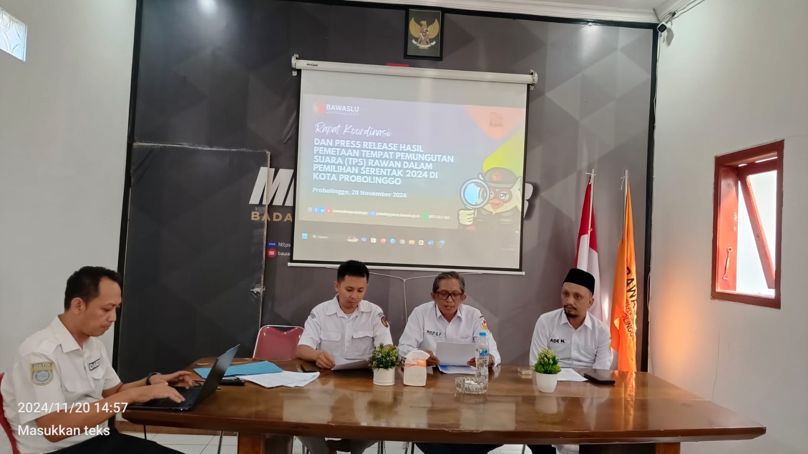 Anggota Bawaslu Kota Probolinggo Putut Gunawarman Fitrianta Bacakan Press Release Pemetaan TPS Rawan Pilkada 2024 dan dibersamai dengan Ade Nurwahyudi pada Rabu, (20/11) di Ruang Media Center Bawaslu Kota Probolinggo