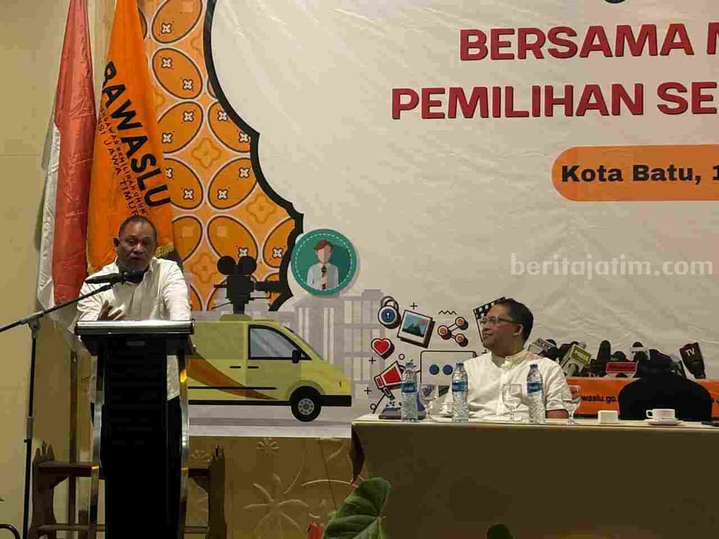 Totok Hariono saat beri sambutan dan arahan dalam  Media Gathering yang diadakan oleh Bawaslu Provinsi Jatim bertempat di Amarta Hill Hotel and Resort pada Sabtu (15/11)