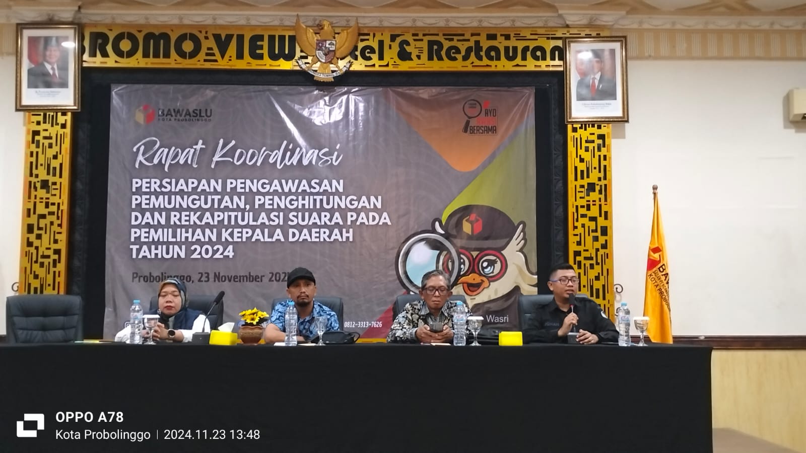 Ilmiyah Komisioner KPU Kota ProbolinggoDari kiri, Ilmiyah Anggota KPU Kota Probolinggo duduk bersama Komisioner Bawaslu Kota Probolinggo dalam rapat persiapan pengawasan Putungsura di Hotel Bromo View pada Sabtu, (23/11)