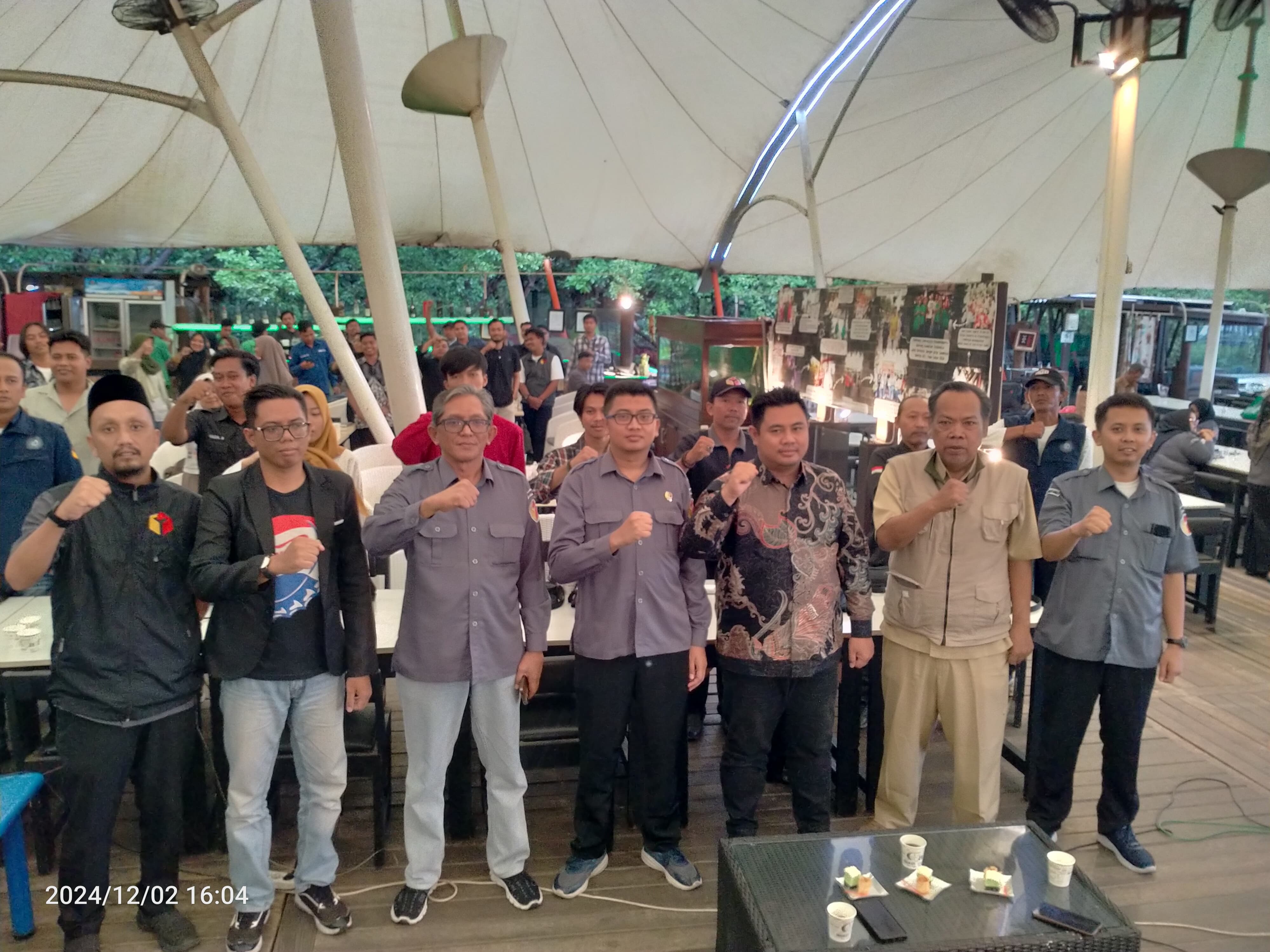 Foto Bersama Komisioner Bawaslu Kota Probolinggo dengan Anggota KPU Kota Probolinggo Viki Hamzah dan Ketua KIPP Rahmad Soleh yang hadir sebagai Narasumber di Bee Jay Bakau Resort pada Senin (2/12)