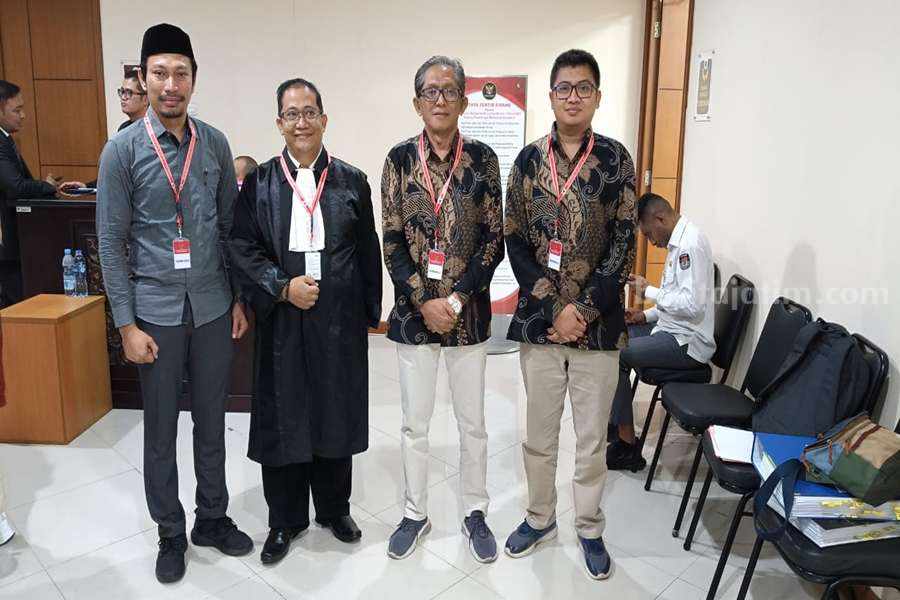 Foto dari Kanan Ketua Johan Dwi Angga dan Anggota Putut Gunawarman Fitrianta bersama dengan Ketua KPU Kota Probolinggo Radfan Faisal hadir sidang kedua sengketa Pilwali 2024 di Mahkamah Konstitusi, Jakarta