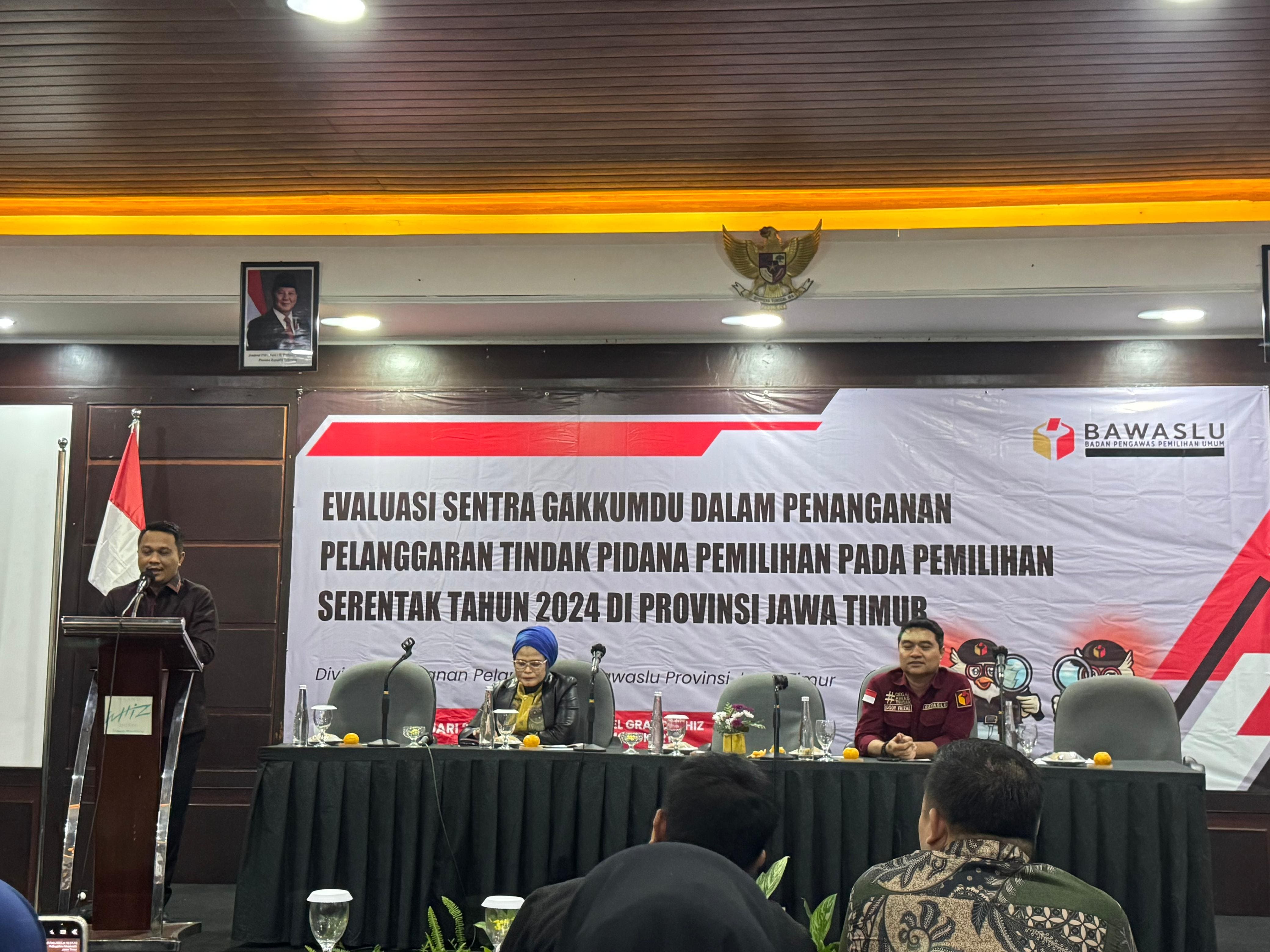 Anwar Noris saat buka acara Evaluasi Sentra Gakkumdu Pemilihan Tahun 2024 di Mojokerto pada Kamis (6/2/2025)