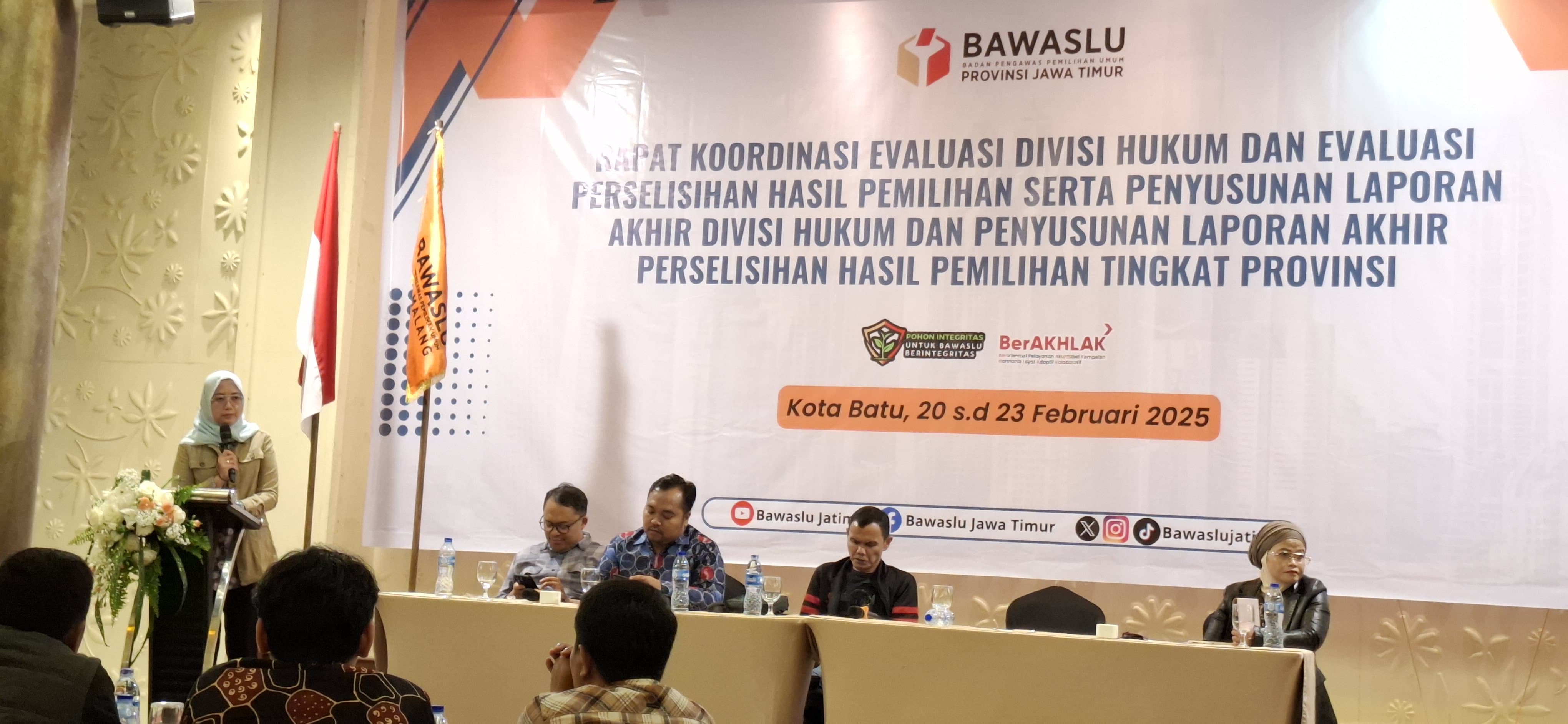 Dewita Hayu Shinta Bawaslu Provinsi Jawa Timur saat beri arahan dalam acara Pembukaan Rapat Koordinasi Evaluasi Hukum di Amarta Hills and Resort pada Kamis (20/2/2025)