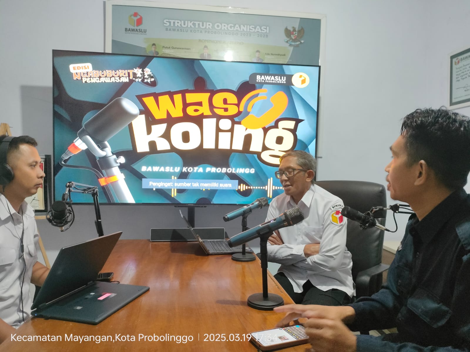 Hadir Putut Gunawarman Fitrianta Anggota Bawaslu Kota Probolinggo (baju putih) dan Mat Rosit Anggota KPU Kota Probolinggo (baju hitam) sebagai Narasumber dalam Ngabuburit Pengawasan pada Rabu, (19/3/2025) 