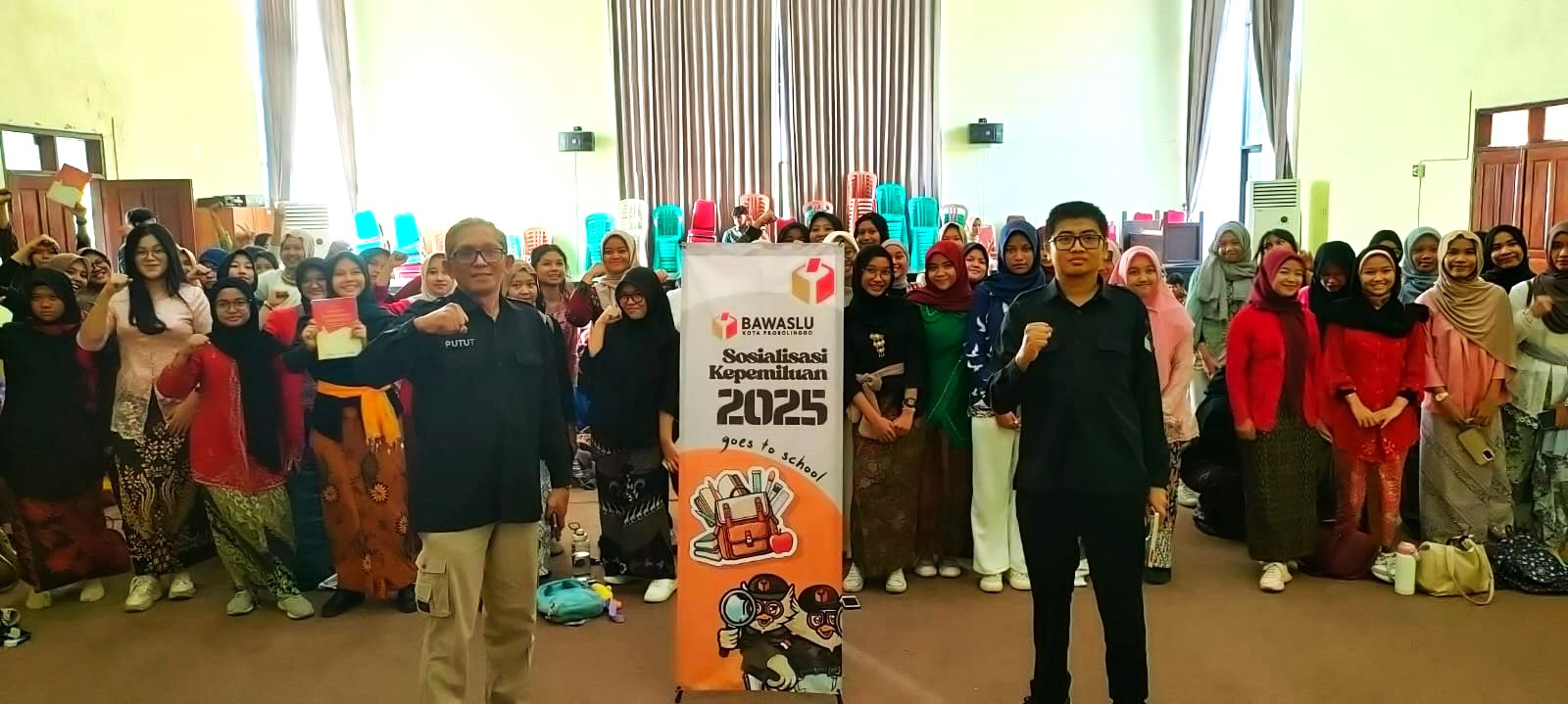 Ketua beserta Anggota tampak foto bersama dengan para siswa SMAN 1 Kota Probolinggo usai diadakannya sosialisasi pendidikan politik pada Jumat, (2/5/2025)