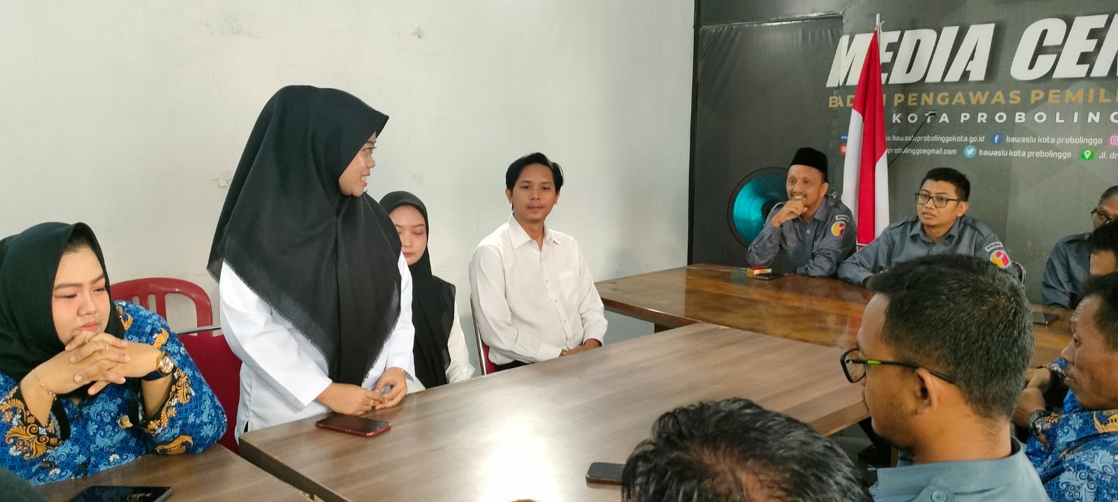 Prosesi penyambutan CPNS Bawaslu Kota Probolinggo Tahun Anggaran 2024 di Media Center Bawaslu Kota Probolinggo, Senin (2/6/2025)