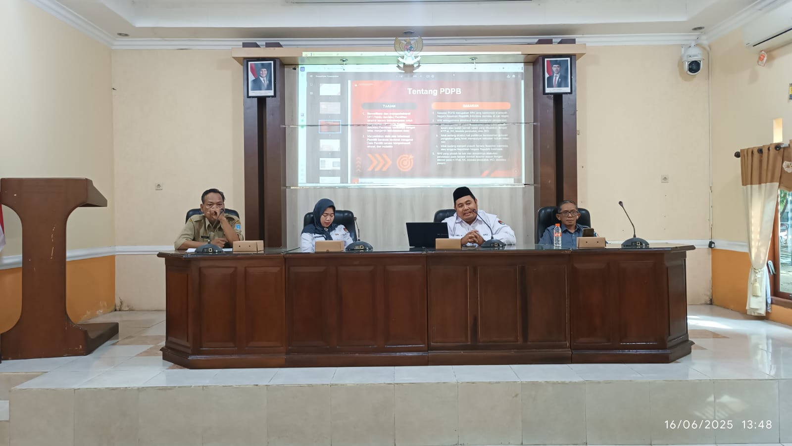 Putut Gunawarman Fitrianta (paling kanan) sebagai Narasumber Monitoring dan Evaluasi Data Pemilih 2025, di Aula Bakesbangpol pada Senin (16/6)