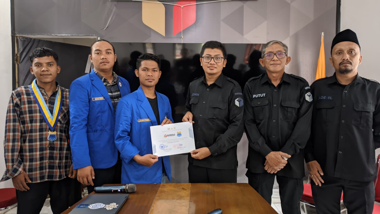 Bawaslu Kota Probolinggo saat Teken MoU bersama Pergerakan Mahasiswa islam Indonesia dan beberapa OKP lainnya pada Jum'at (20/6), bertempat di Kantor Bawaslu Kota Probolinggo