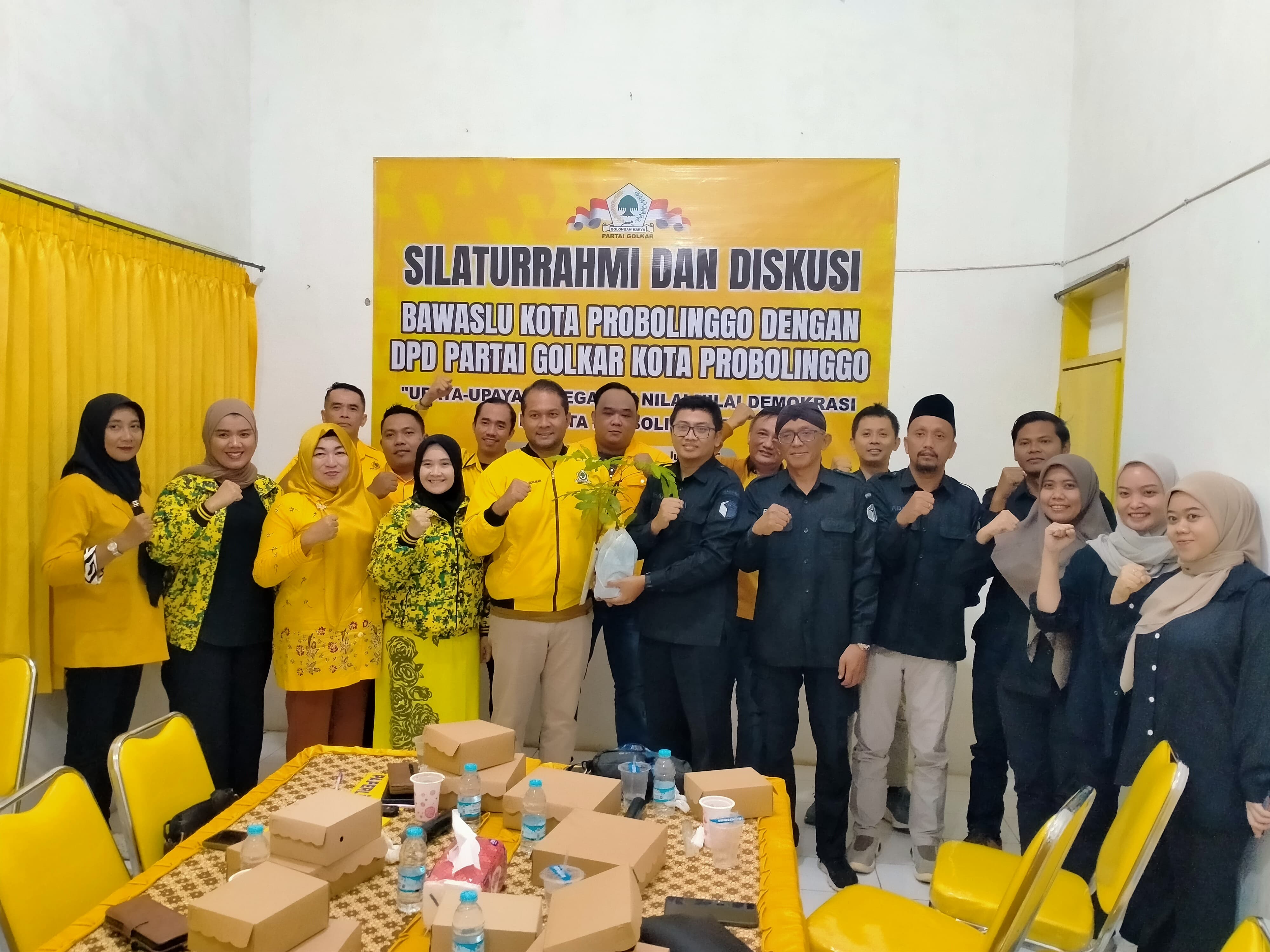 Penyerahan Pohon Demokrasi saat Sosialisasi Pendidikan Politik Di Kantor DPD Partai Golkar pada Minggu, 22 Juni 2025
