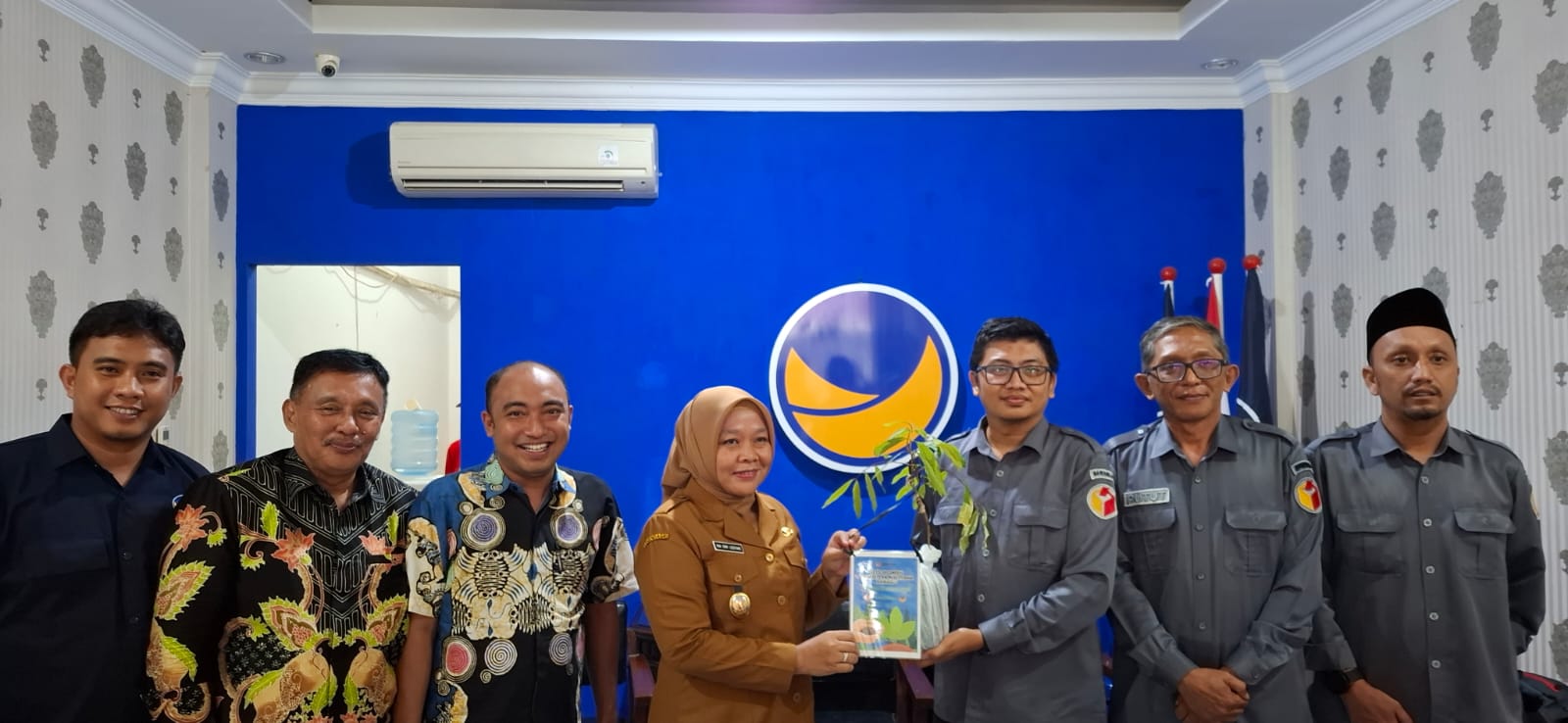 Penyerahan "Bibit Demokrasi" Bawaslu Kota Probolinggo kepada Partai Nasdem saat Lakukan Kunjungan Silahturahmi pada Senin (30/6)