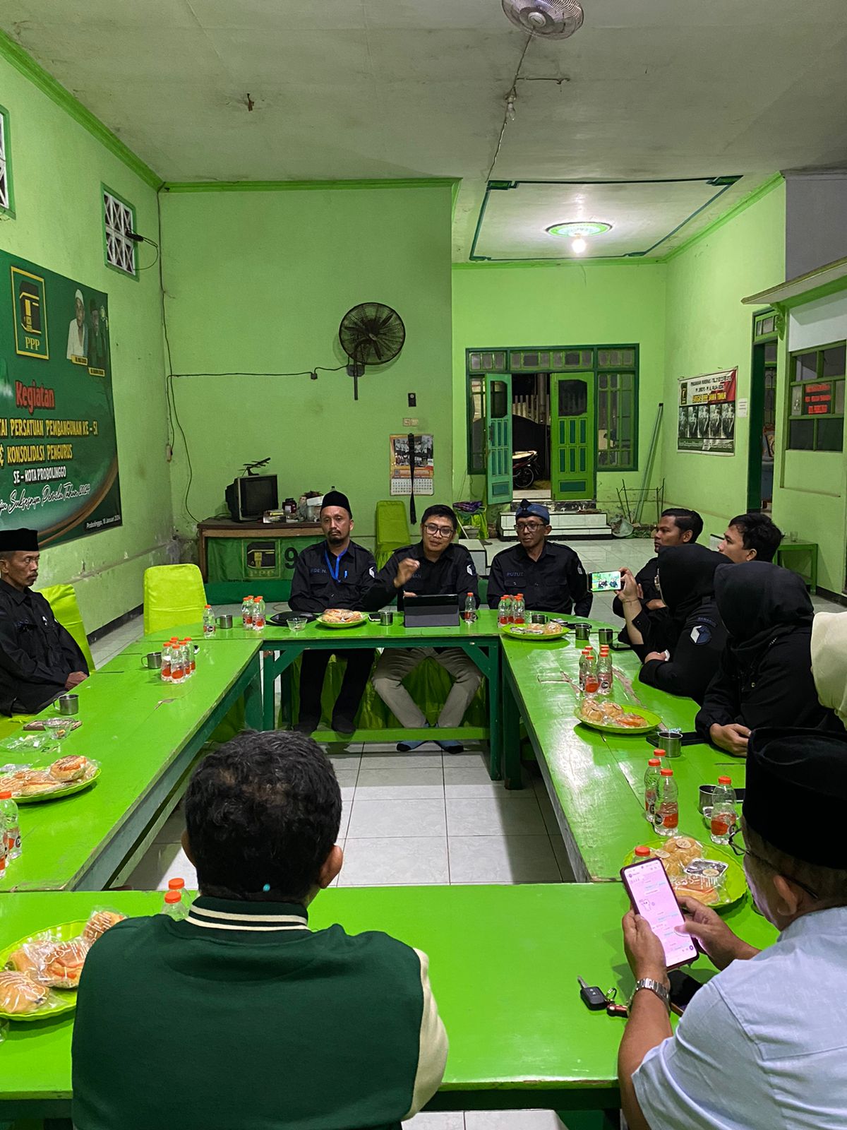 Johan Dwi Angga beserta Jajaran saat berkunjung ke Kantor DPC PPP pada Minggu malam, (27/7)