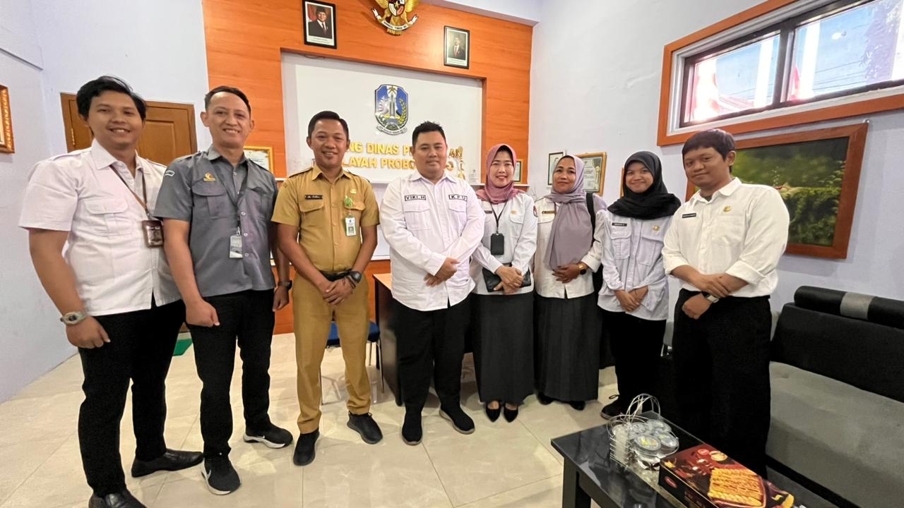 Dardy Dwi Nugroho dan Gigatara (dua dari kiri) staf Bawaslu Kota Probolinggo saat kunjungi Cabang Dinas Pendidikan bersama Viky Hamzah Anggota KPU Kota Probolinggo pada Senin, (4/8)