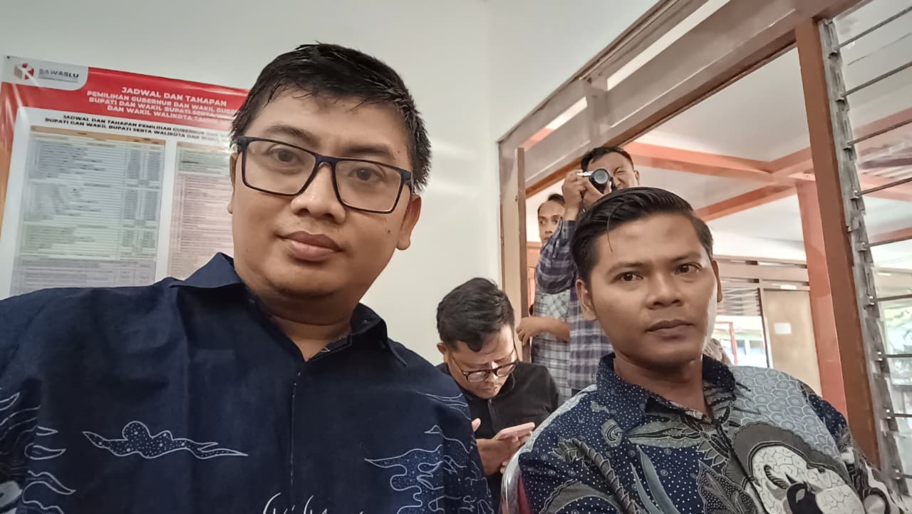 Johan Dwi Angga (kiri) dan Tommy Yoga Aditama (kanan) hadiri Rapat Koordinasi Penyamaan Persepsi Teknis Kegiatan Penguatan Kelembagaan Bawaslu se-Jatim di Kantor Bawaslu Kediri pada 3-4 Agustus 2025