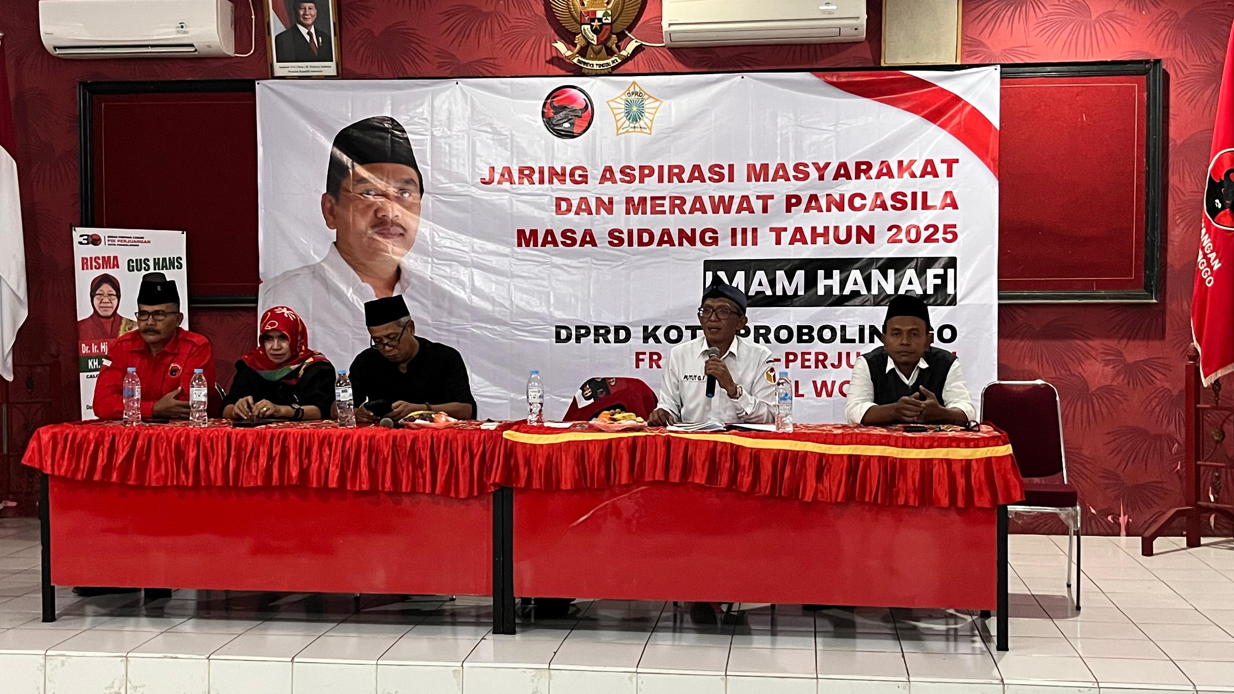Putut Gunawarman Fitrianta (baju putih) sebagai narasumber turut memberikan sosilalisasi pengawasan pemutakhiran data pemiih berkelanjutan pada Reses III Anggota DPRD Imam Hanafi Fraksi PDIP di Kantor DPC PDIP Kota Probolinggo, Rabu (6/7)