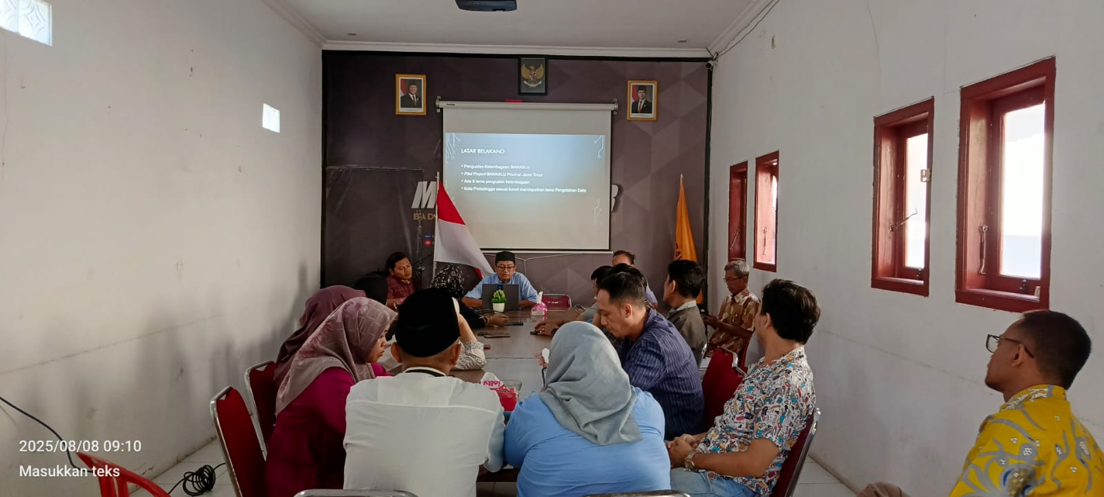 Jajaran Sekretariat Bawaslu Kota Probolinggo Lantunkan Dzikir dan Doa Bersama dalam Jumat Sehati pada Jumat (8/8) di Media Center Bawaslu Kota Probolinggo