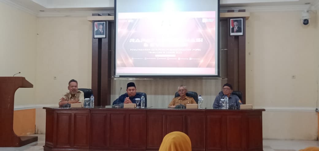 Duduk Bersama, Putut Gunawarman Fitrianta, Sonhadji, dan Vikky Hamzah (dari kanan ke kiri) dalam Monitoring Evaluasi Data Pemilih Berkelanjutan Triwulan III Tahun 2025 di Aula Bakesbangpol pada Selasa (12/8)