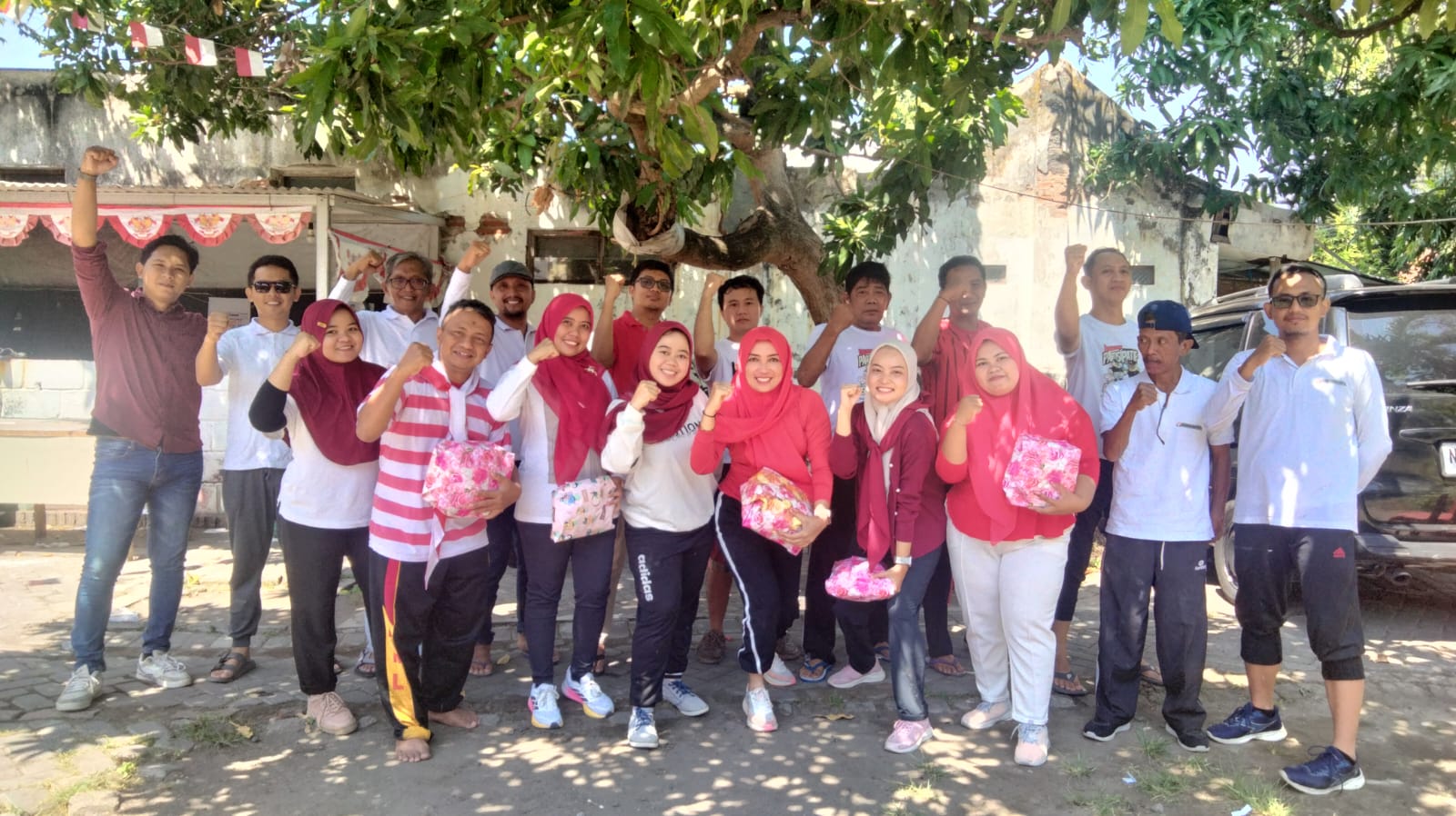 Foto bersama usai lomba dan pembagian hadiah oleh seluruh pimpinan dan staf sekretariat pada hari Jumat, 15 Agustus 2025