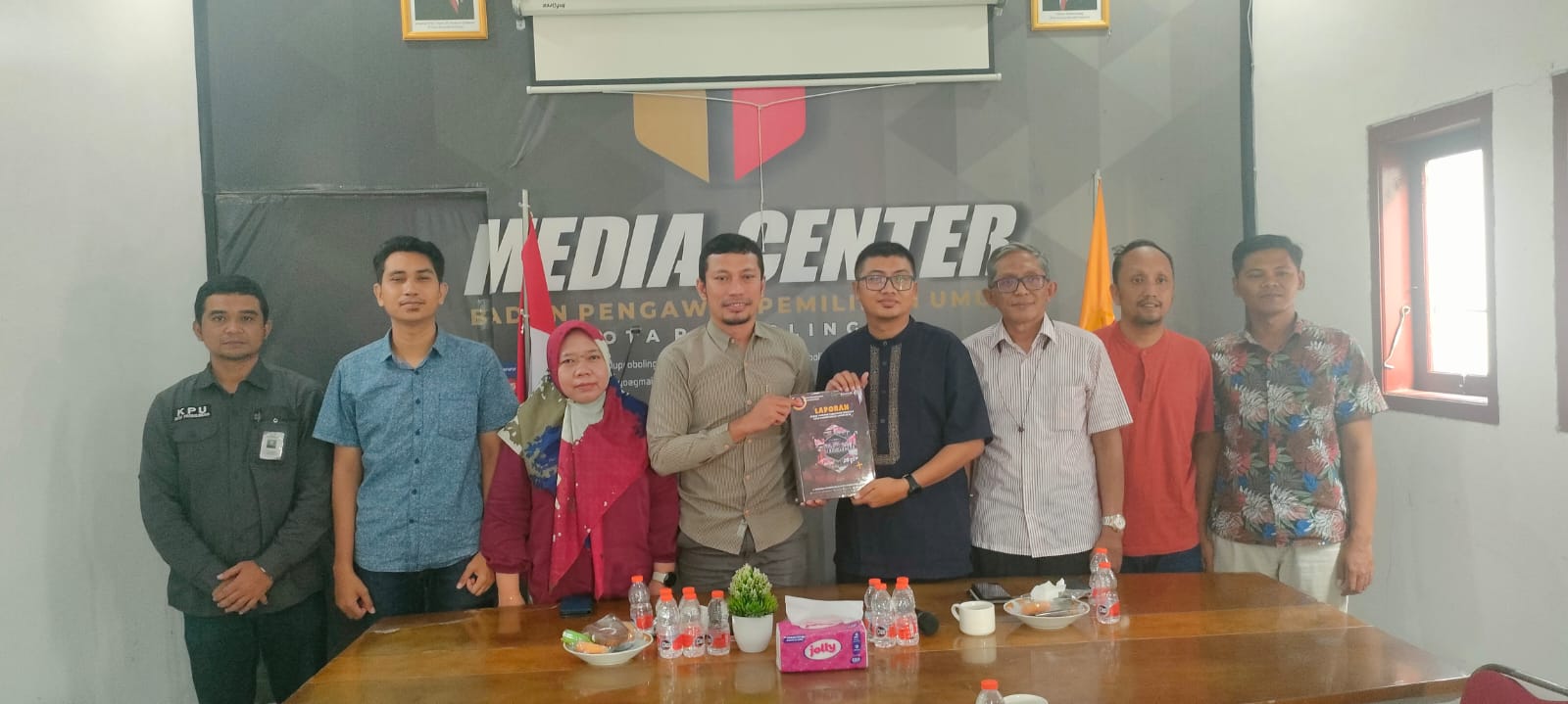 Radfan Faisal menyerahkan Laporan Hasil Pilkada Serentak 2024 di Kota Probolinggo kepada Johan Dwi Angga pada Jumat siang, (12/9) di Kantor Sekretariat Bawaslu Kota Probolinggo