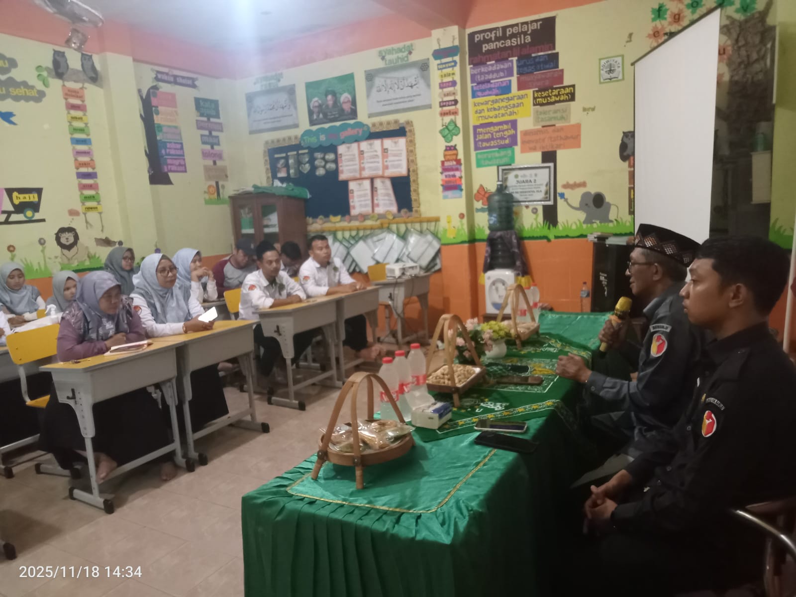 Bawaslu Kota Probolinggo kunjungi dan berikan sosialisasi ke guru MINU pada Selasa, (18/11)  