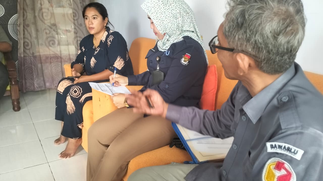 Putut Gunawarman Fitrianta saat Lakukan Pengawasan atas Klarifikasi Warga yang Belum Lakukan Perekaman KTP-el, Selasa (11/11)
