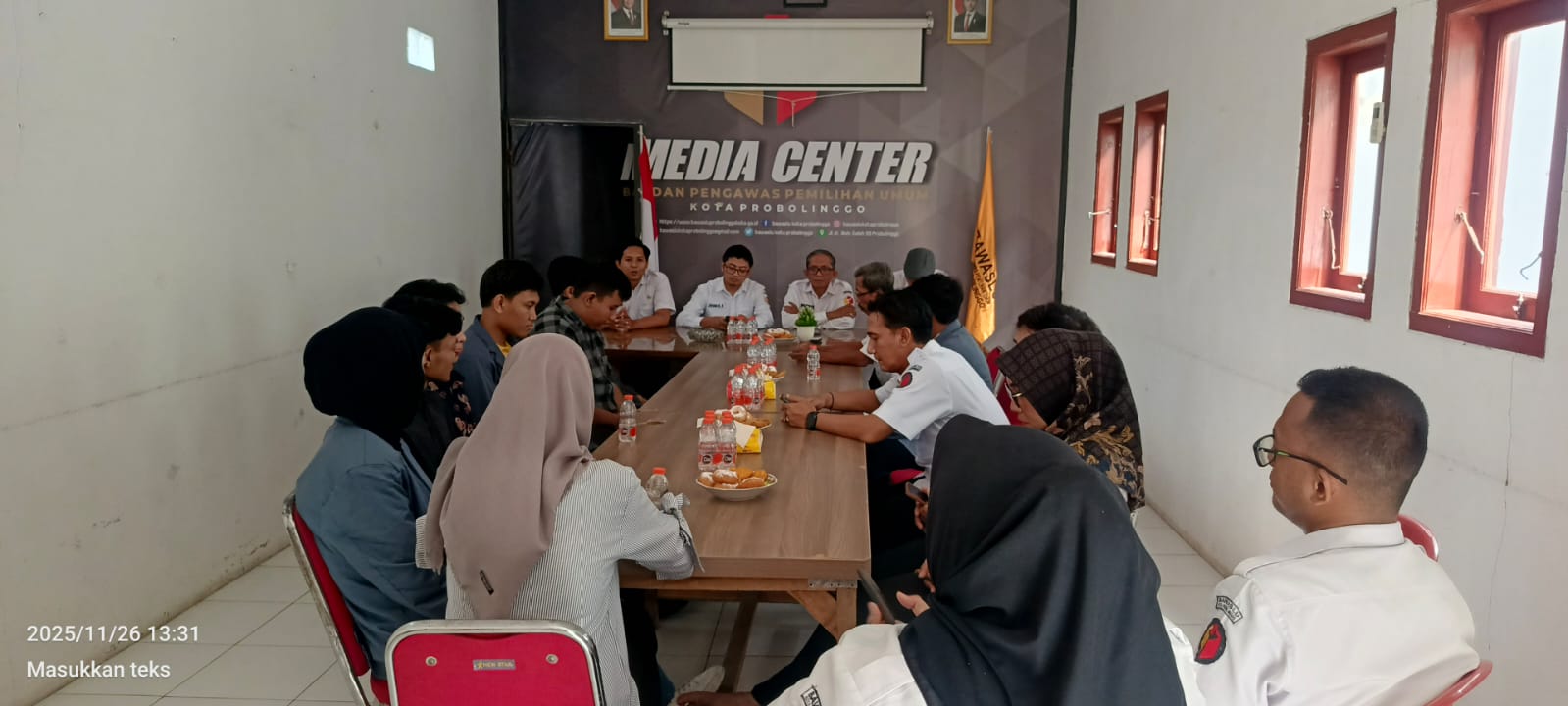 BEM FISIP UPM dalam kunjungannya ke Kantor Bawaslu Kota Probolinggo, Rabu (26/11)