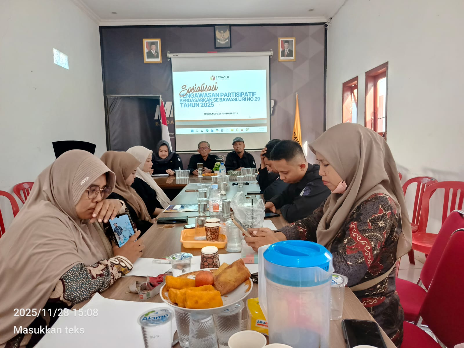 Sosialisasi SE 29 Tahun 2025 bersama kader pengawas partisipatif Bawaslu Kota Probolinggo, Jumat (28/11)