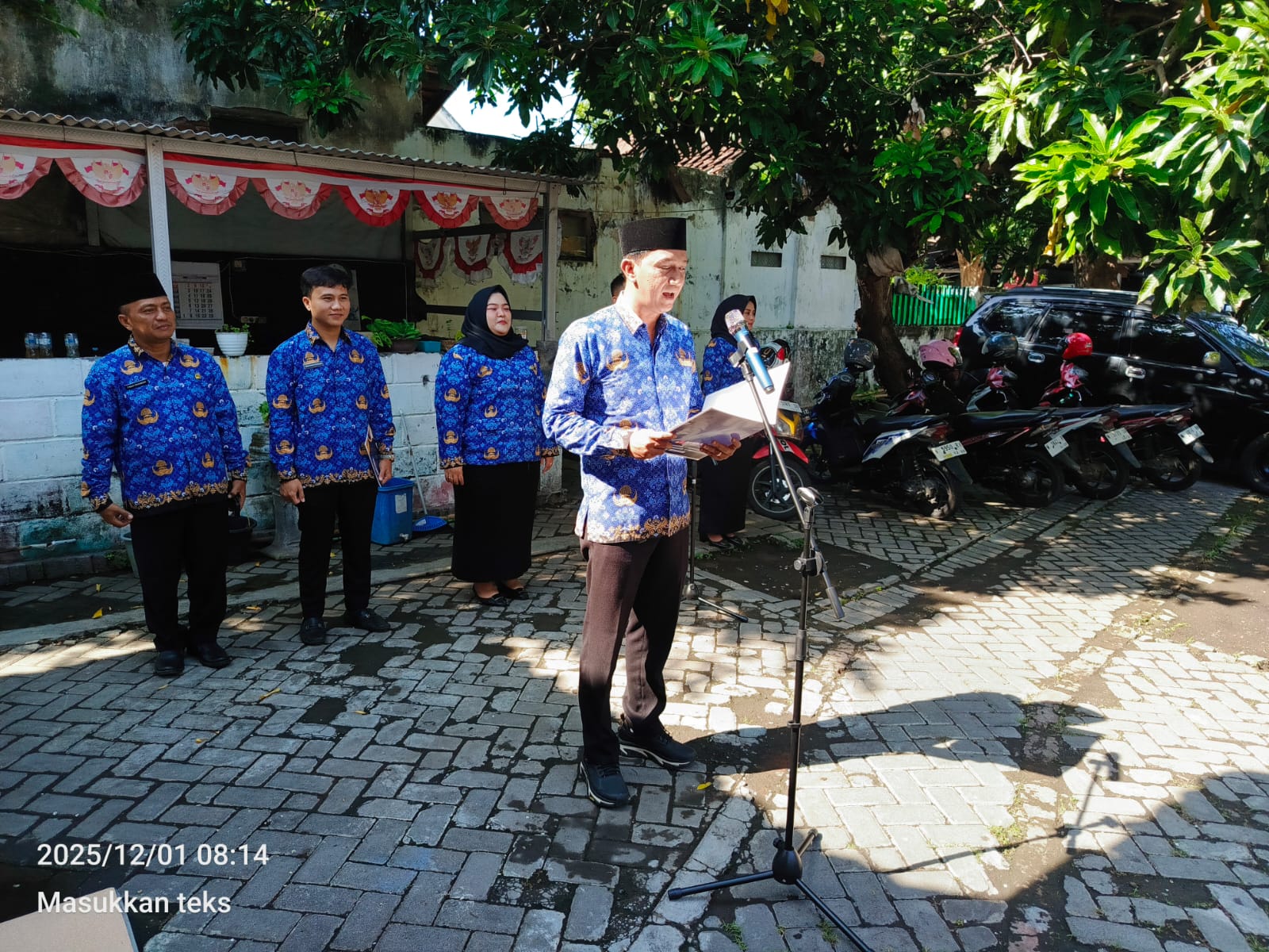 Bayu Wijanarko saat Pimpin Upacara HUT KORPRI ke-54, Senin (1/12) di halaman Kantor Bawaslu Kota Probolinggo