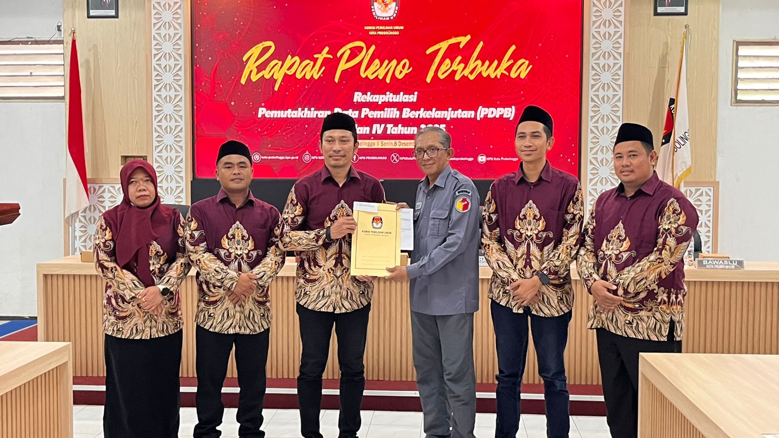 Penyerahan BA PDPB Triwulan IV oleh KPU Kota Probolinggo kepada Bawaslu Kota Probolinggo, Jumat (8/12)
