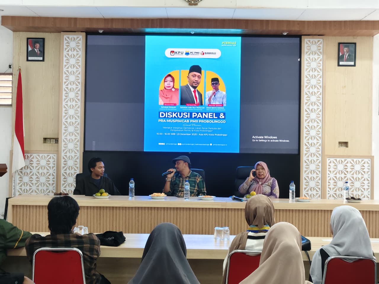 Ade Nurwahyudi (tengah) jadi pembicara dalamdiskusi Panel bersama KPU Kota Probolinggo dan PMII Probolinggo, Selasa (24/12) di Aula KPU Kota Probolinggo