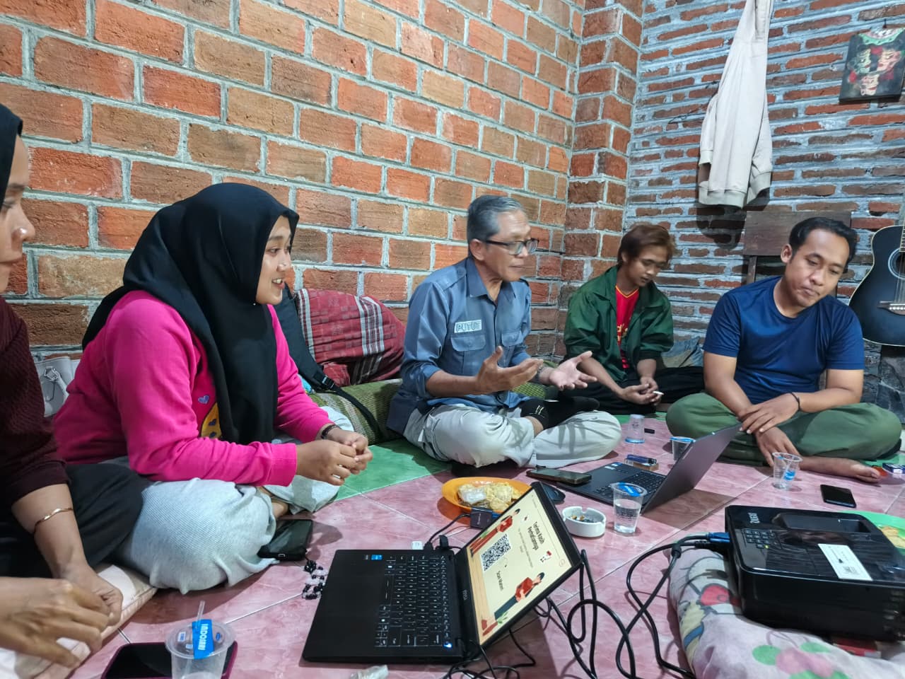 Putut Gunawarman Fitrianta (tengah) saat jadi pembicara Bahaya Politik Uang bagi Mahasiswa dan Peran Mahasiswa dalam Menegakkan Nilai-nilai Demokrasi, Selasa (23/12) di Sekretariat  GMNI Probolinggo