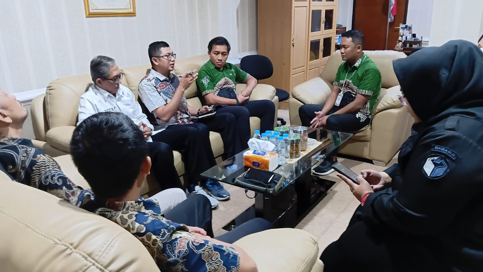 Johan Dwi Angga (tengah) saat menyampaikan 3 poin penting pembahasan kepada bagian Hukum Pemerintah Kota Probolinggo, Kamis (8/1)
