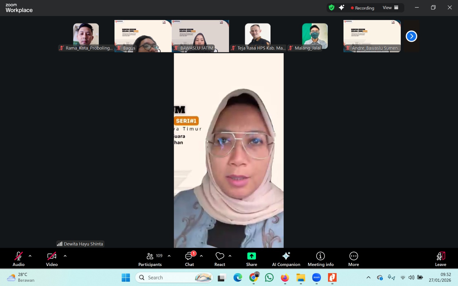 Anggota Bawaslu Jatim, Dewita Hayu Shinta berikan arahan Diskusi Hukum Selasa (DHS) Seri ke-1 pada Selasa, (27/1)