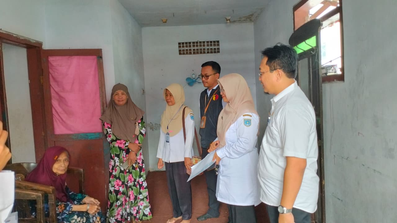Tim Bawaslu Kota Probolinggo saat Awasi Pembersihan Data Anomali Bersama Dispendukcapil Kota Probolinggo, Rabu (28/1)