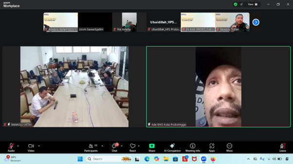 Ade Nurwahyudi Anggota Bawaslu Kota Probolinggo saat ikuti zoom meeting Evaluasi Pemutakhiran Data Parpol, Senin (9/2)