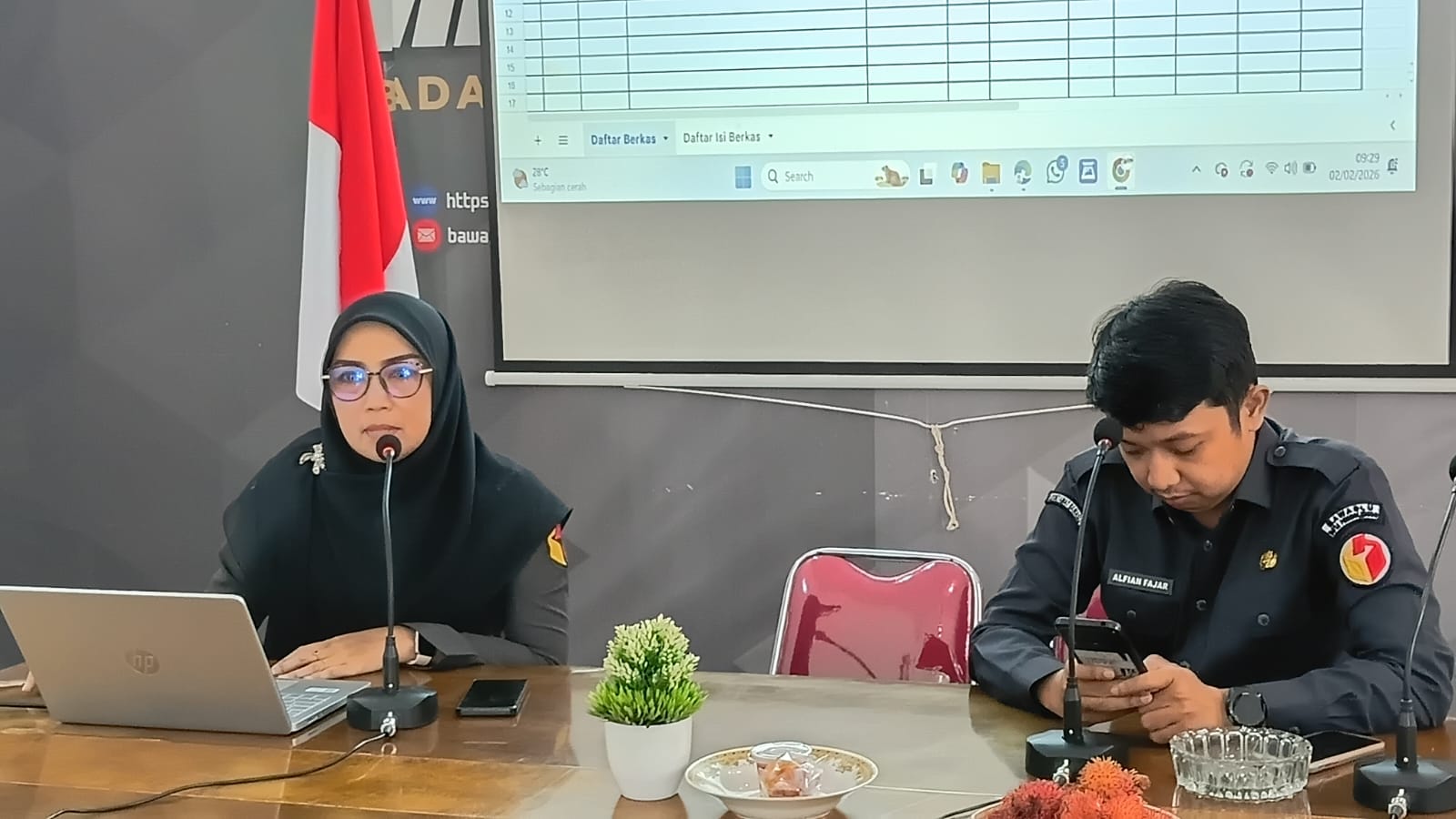 Arsiparis Bawaslu Kota Probolinggo Uswatun Hasanah saat berikan sosialisasi Perbawaslu 14 tahun 2020 di Media Center Bawaslu Kota Probolinggo, Senin (2/2)