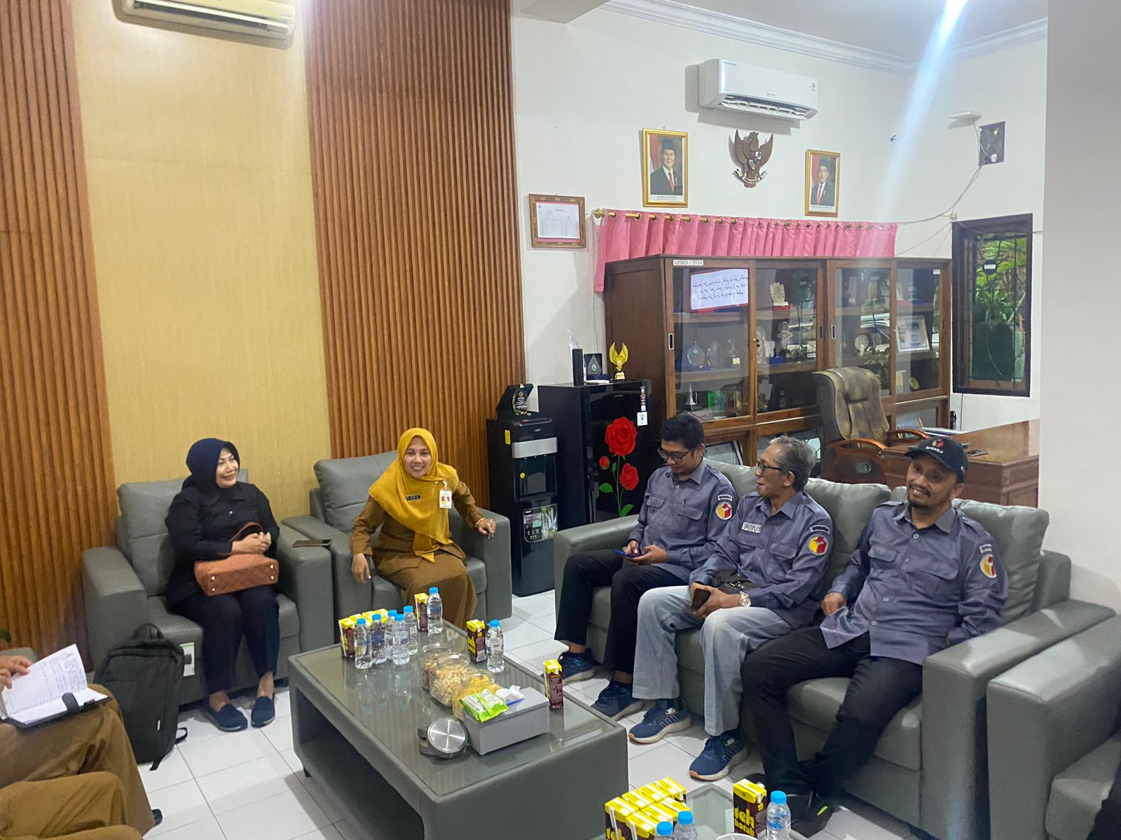 Jajaran Pimpinan Bawaslu Kota Probolinggo saat lakukan Audiensi dengan Ketua Kwarcab Pramuka Kota Probolinggo, Ninik Ira Wibawati, Senin (9/2/2026)