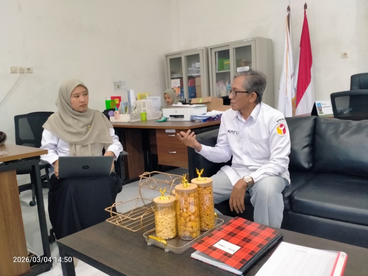 Putut Gunawarman Fitrianta saat menemui Waka Kurikulum Sekolah Rakyat Terintegrasi 7 Probolinggo, Rismeia pada Rabu, (4/3)