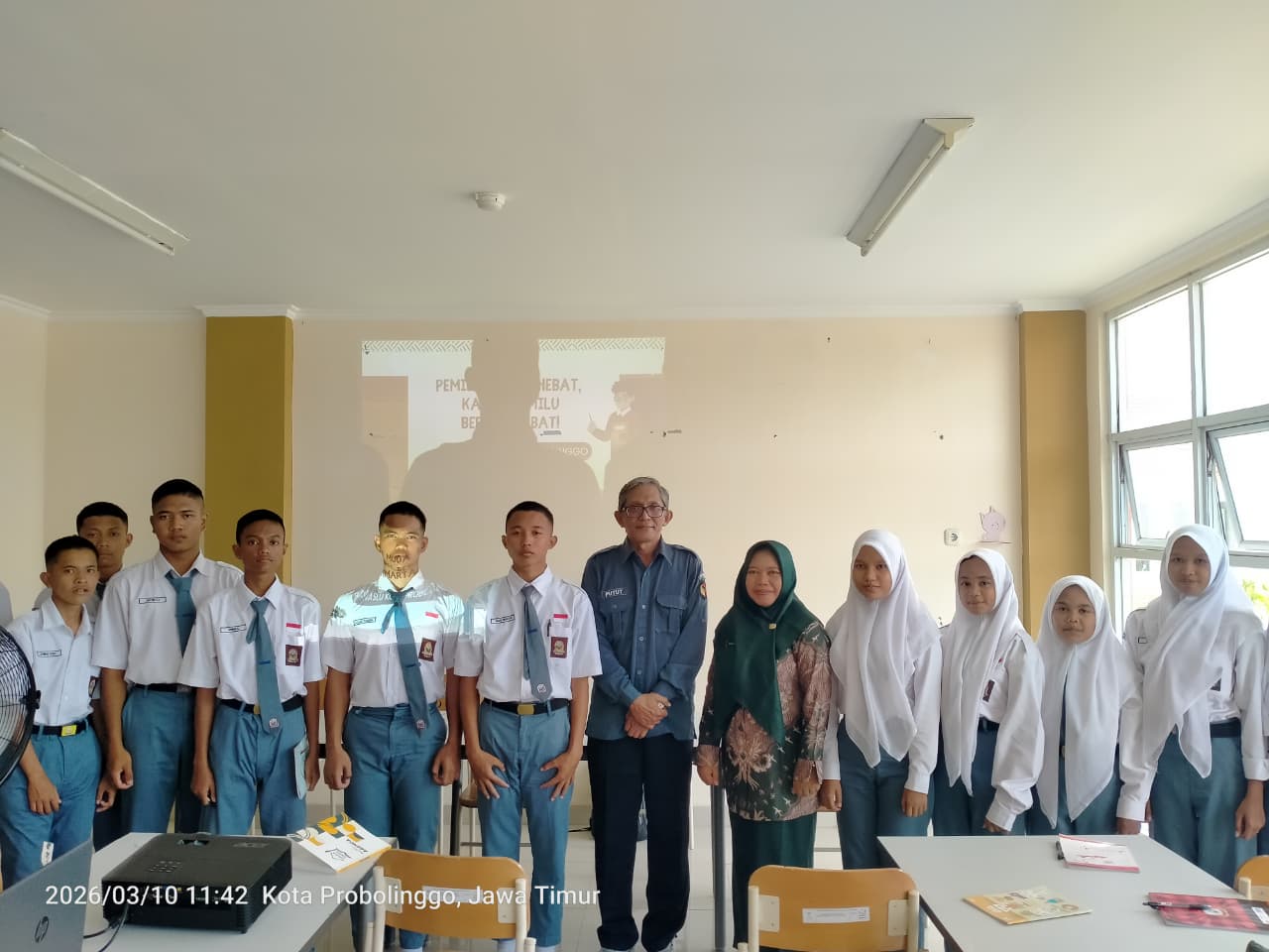 Putut Gunawarman Fitrianta bersama para siswa Sekolah Rakyat Terintegrasi 7 Kota Probolinggo, Selasa (10/3)