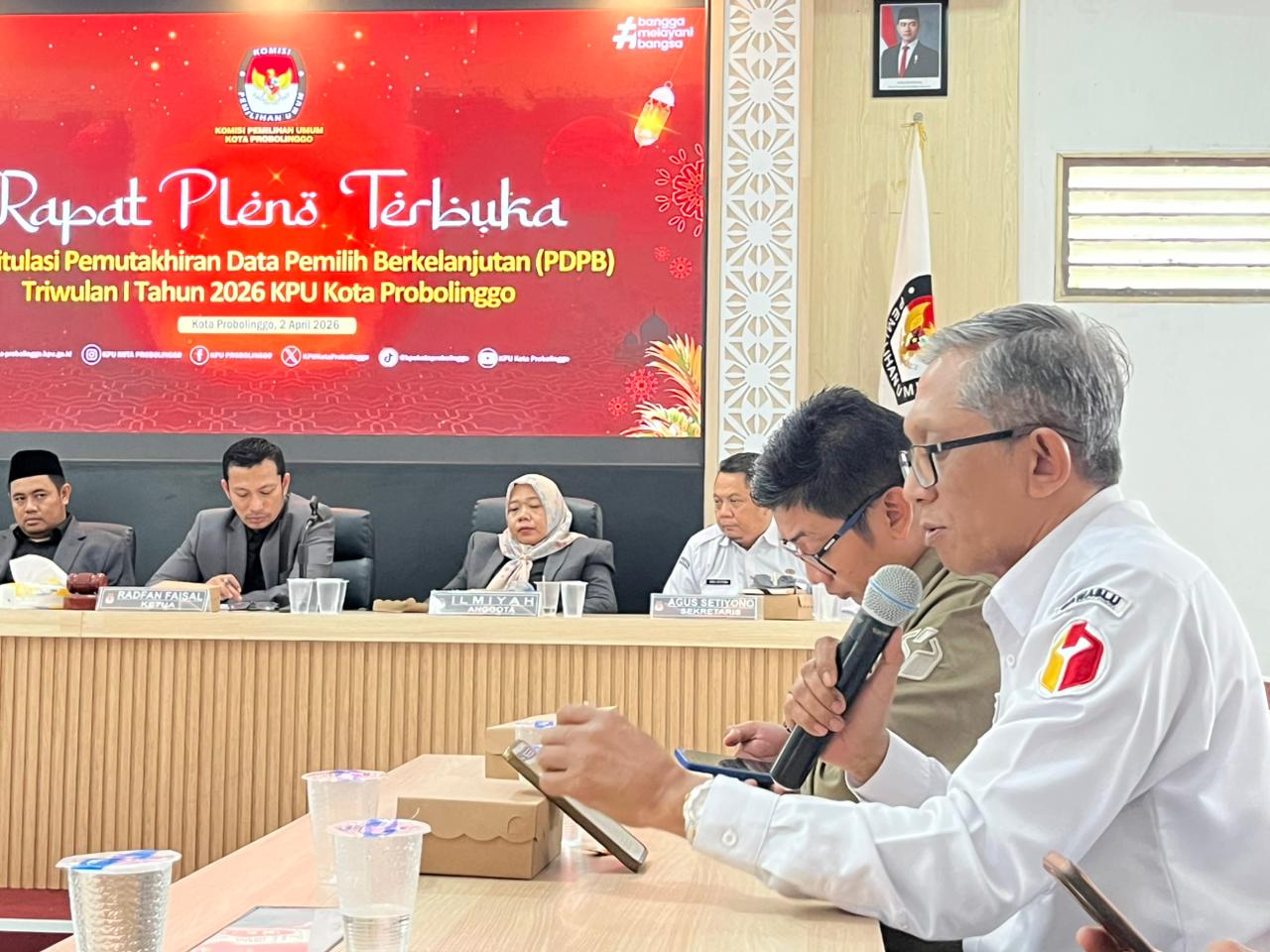 Putut Gunawarman saat beri tanggapan dalam Rapat Pleno PDPB Triwulan I 2026 di Aula KPU Kota Probolinggo ada Kamis (2/4/2026)