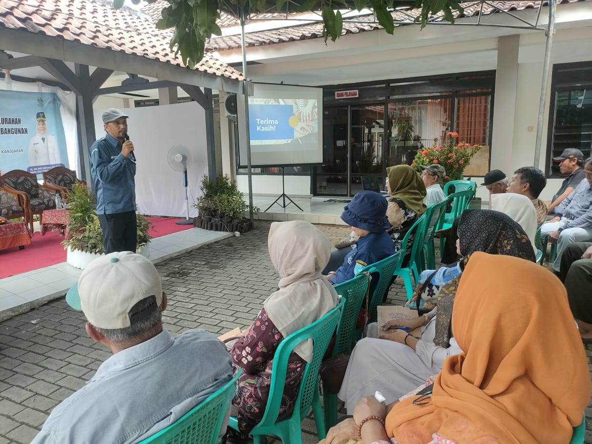 Ade Nurwahyudi saat berikan sosialisasi penegakkan nilai-nilai demokrasi dalam kegiatan Pokmas Kelurahan Tisnonegaran, pada Selasa (7/4/2026)