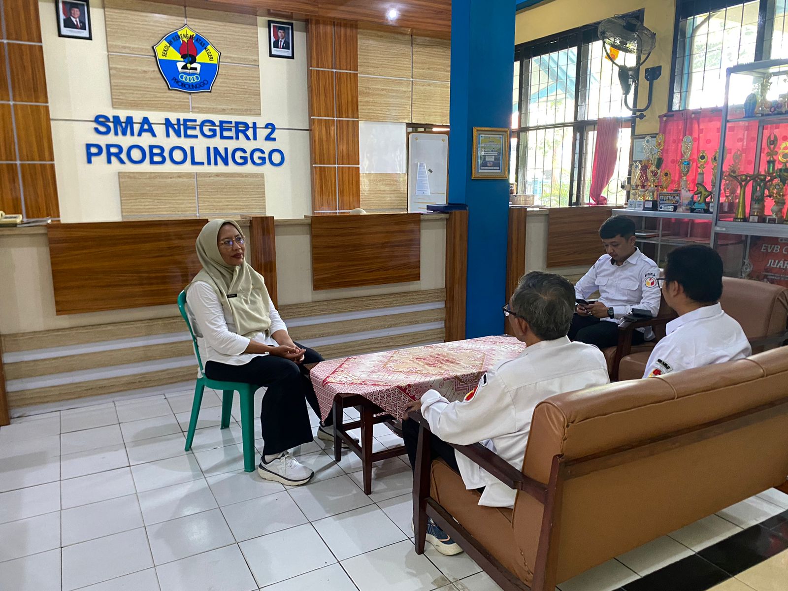 Ketua beserta Anggota Bawaslu Kota Probolinggo Kunjungi SMAN 2 Kota Probolinggo ulas Forum Democraft, Rabu (8/4/2026)