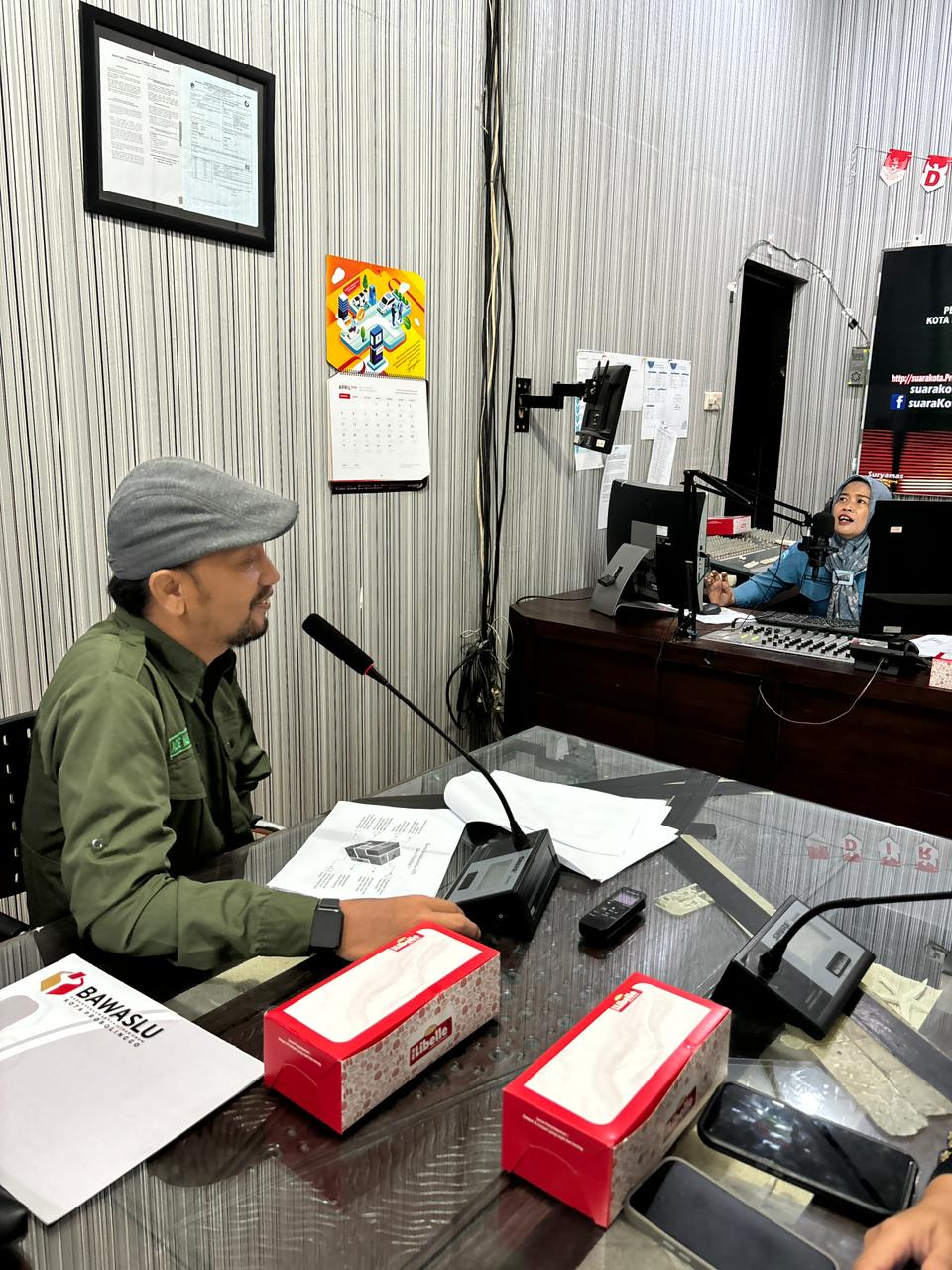Ade Nurwahyudi saat siarkan Netralitas ASN di Radio Suara Kota Probolinggo, (9/4/2026)