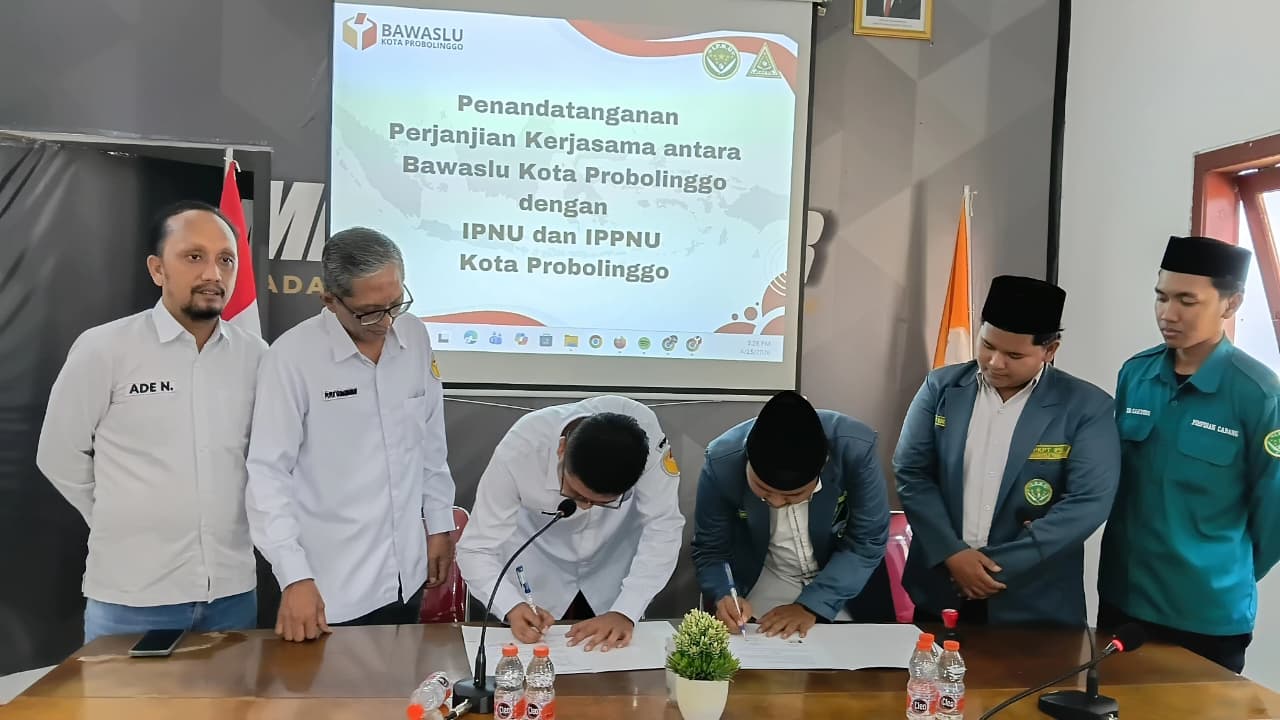 Momentum teken MoU Bawaslu bersama IPNU-IPPNU di Ruang Media Center Bawaslu Kota Probolinggo, Rabu (15/4/2026)