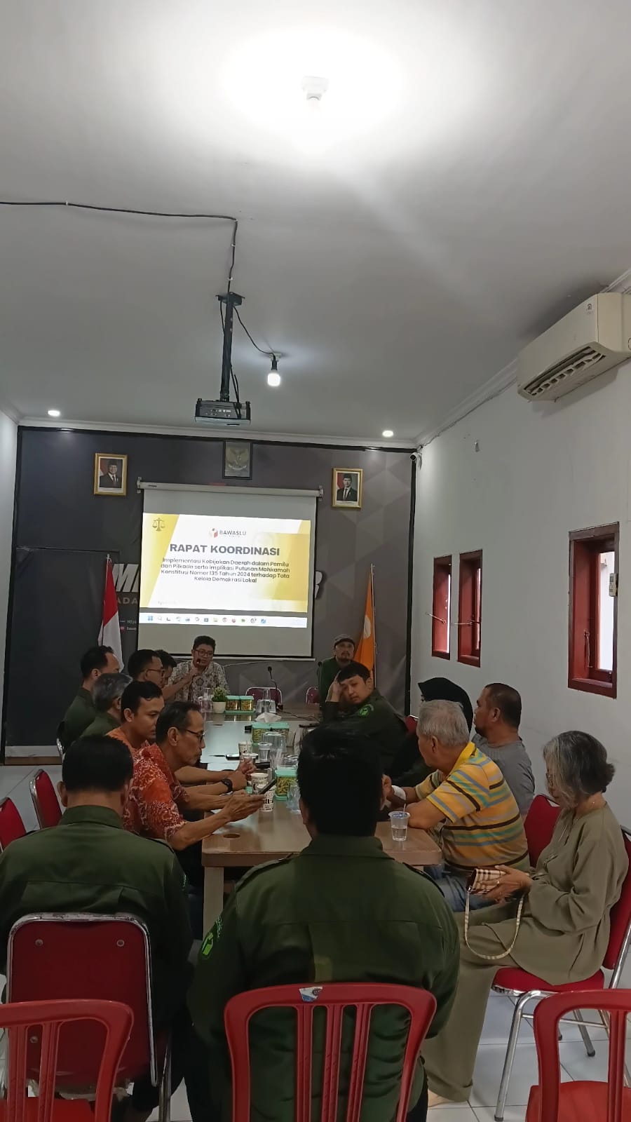 Bahas Regulasi Kepemiluan bersama Advokat pada, Sabtu (25/4/2026) di Media Center Bawaslu Kota Probolinggo