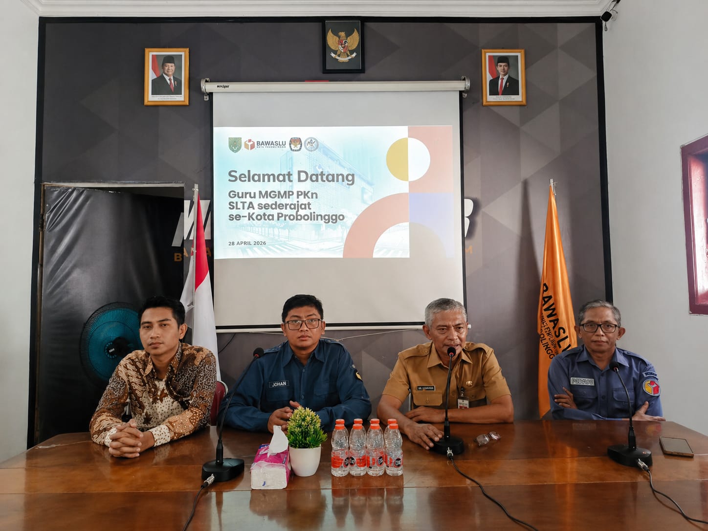 Bawaslu-KPU-Pemkot Probolinggo duduk bersama berikan sosialisasi pada MGMP PPKn SMA/SMK/MA se-Kota Probolinggo, Selasa (28/4/2026) di Aula Kantor Bawaslu Kota Probolinggo